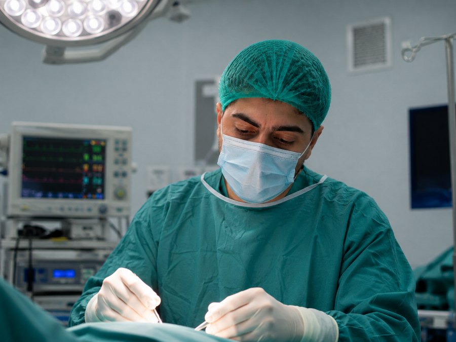 Op. Dr. Muhammed İkbal Akın ameliyathanede